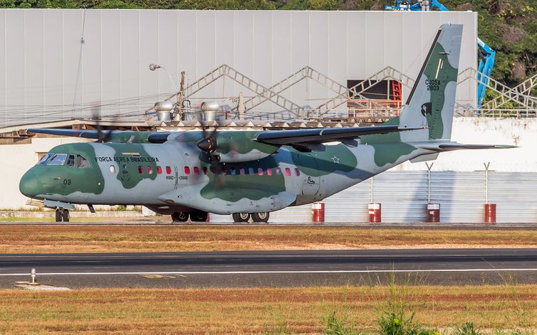 Presidente enfrenta problema em avião e precisa trocar aeronave