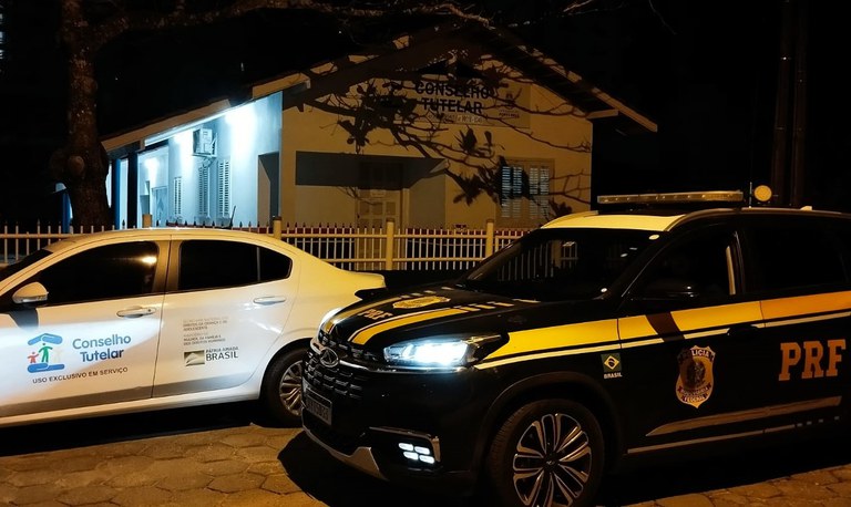 Criança de 8 anos é salva pela PRF após expulsão de casa e ser flagrada sozinha na BR-101