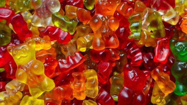 Menino de 9 anos é internado na UTI após comer balas oferecidas por desconhecido em shopping