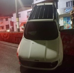 Jeep cai de rua elevada no centro de Herval d’Oeste e motorista abandona o local