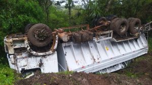 Caminhão sai da pista e tomba na BR-282 em Catanduvas