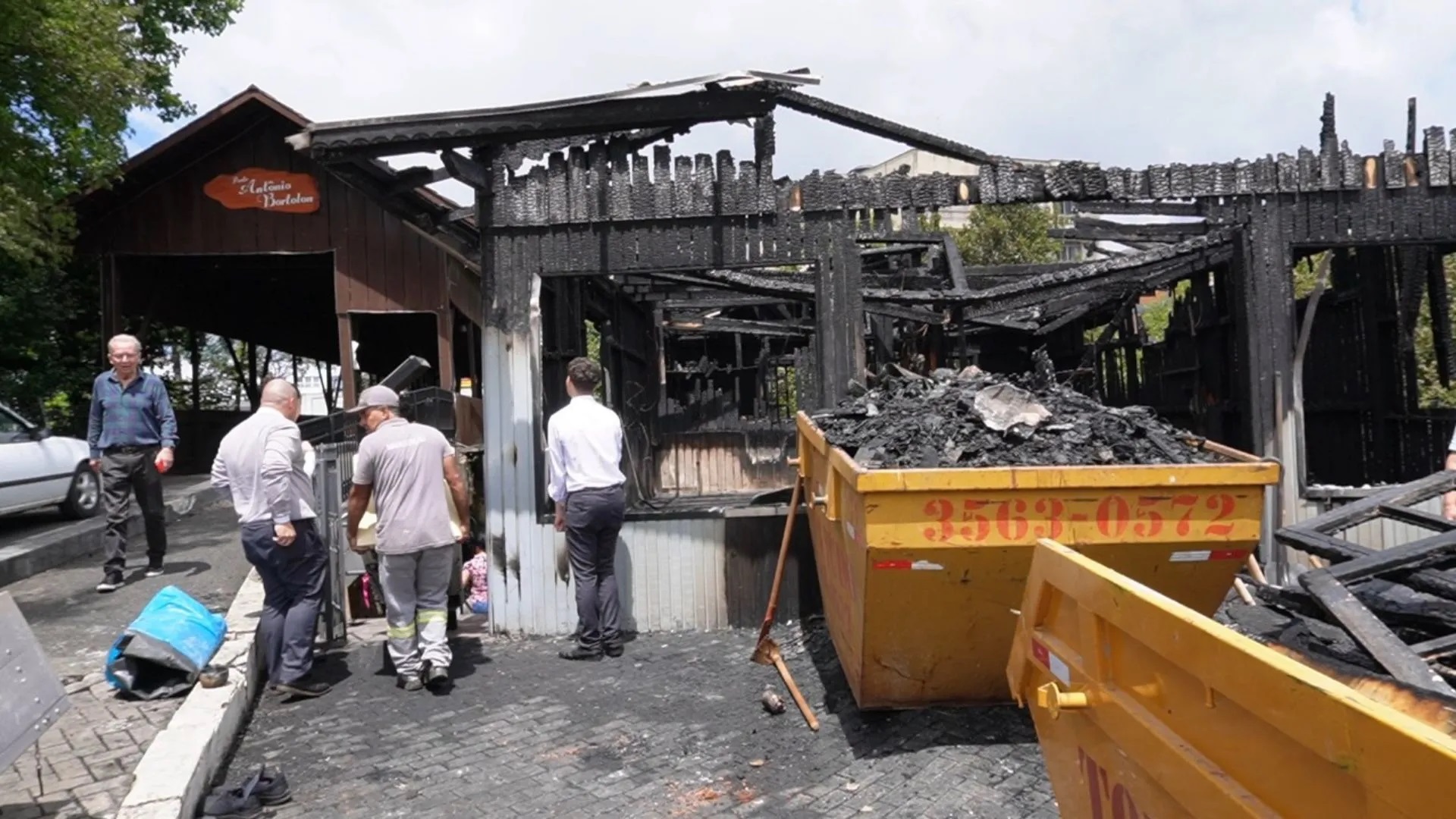 Famílias perdem tudo em incêndio no centro de Caçador