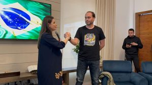 Em evento no Oeste, Carlos Bolsonaro dá a entender que defende chapa pura do PL nas eleições de Santa Catarina