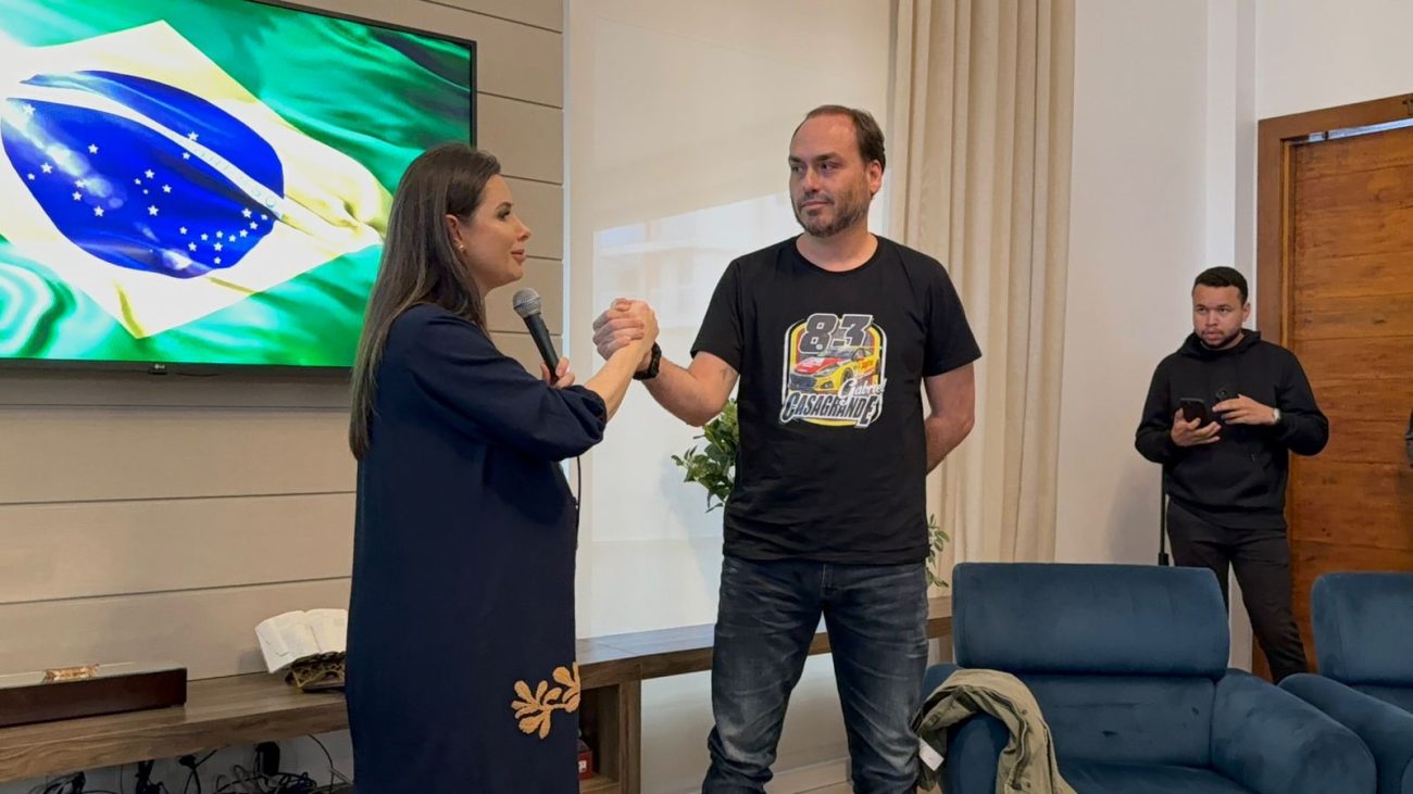 Em evento no Oeste, Carlos Bolsonaro dá a entender que defende chapa pura do PL nas eleições de Santa Catarina