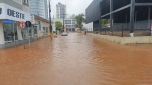 Granizo e chuva intensa causam transtornos em municípios do Oeste