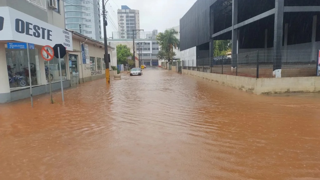 Granizo e chuva intensa causam transtornos em municípios do Oeste