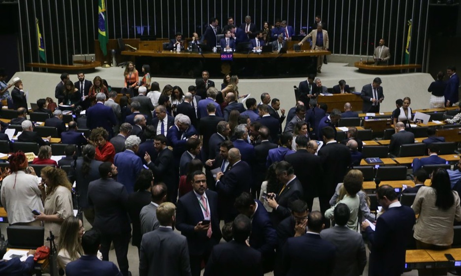 Câmara aprova isenção do IR para quem ganha até R$ 5 mil