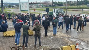 Crise no leite: produtores do Oeste de SC fazem manifestação cobrando medidas