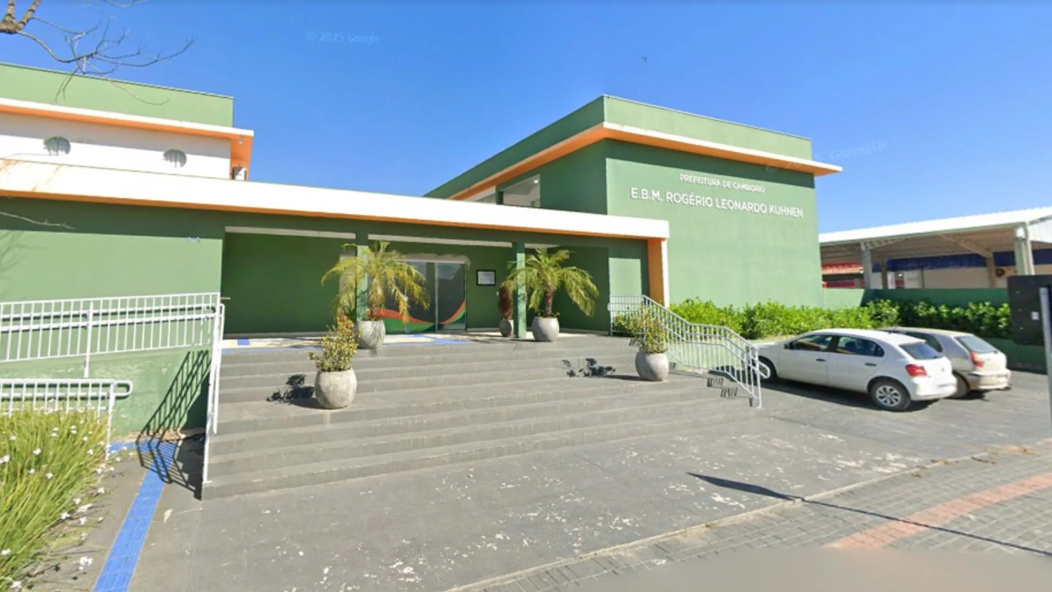 Estudante esfaqueia colega em frente à escola durante briga em SC