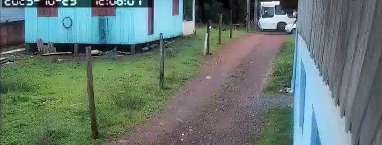 Estudante morre após ser atropelado por carro ao descer de ônibus em Chapecó