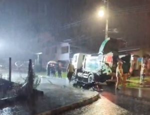 Jovem morre em colisão entre caminhão de lixo e motocicleta em Chapecó