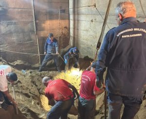 Trabalhador morre soterrado em silo de ração em SC