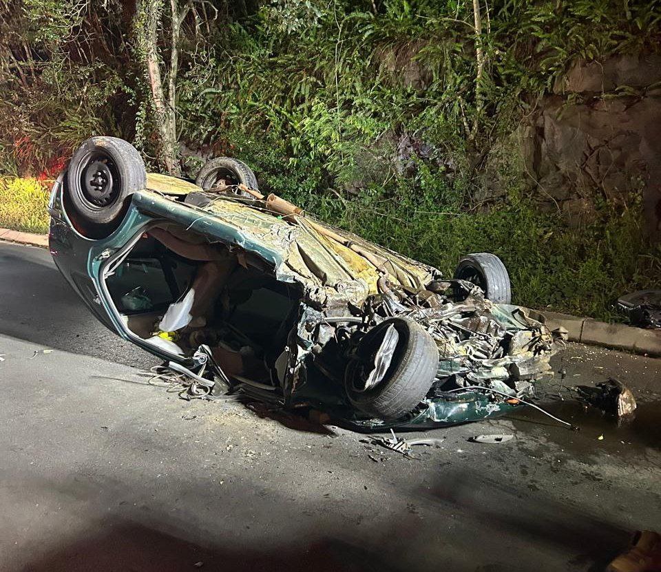 Motorista fica ferido após capotamento na BR-282, em Joaçaba