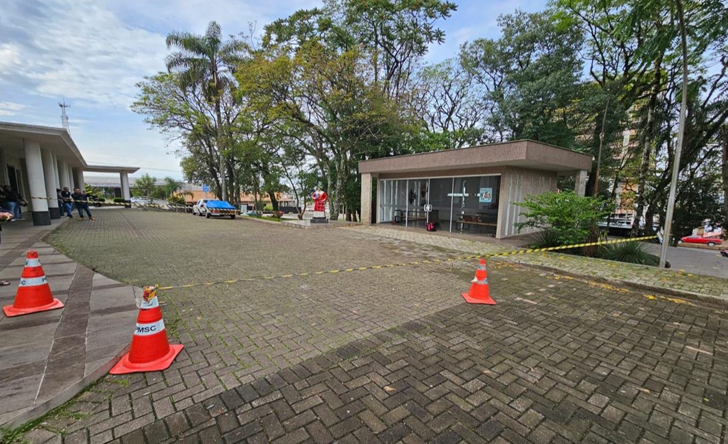 Homem morre após casal ser atacado por morador em situação de rua dentro de capela no Oeste