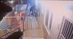 Homem que segurava bebê é morto a tiros em SC; criança também foi atingida
