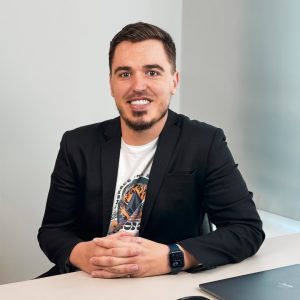 Psicólogo morre após ser jogado para fora de carro em acidente no Oeste