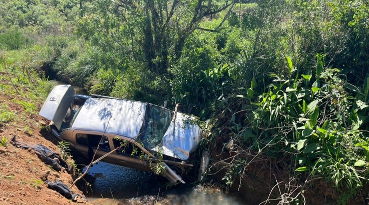Cinco pessoas ficam feridas após carro sair da pista na SC-350, em Caçador