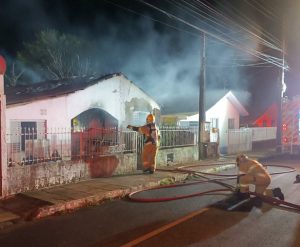 Incêndio destrói residência e deixa homem ferido na madrugada deste domingo no Oeste