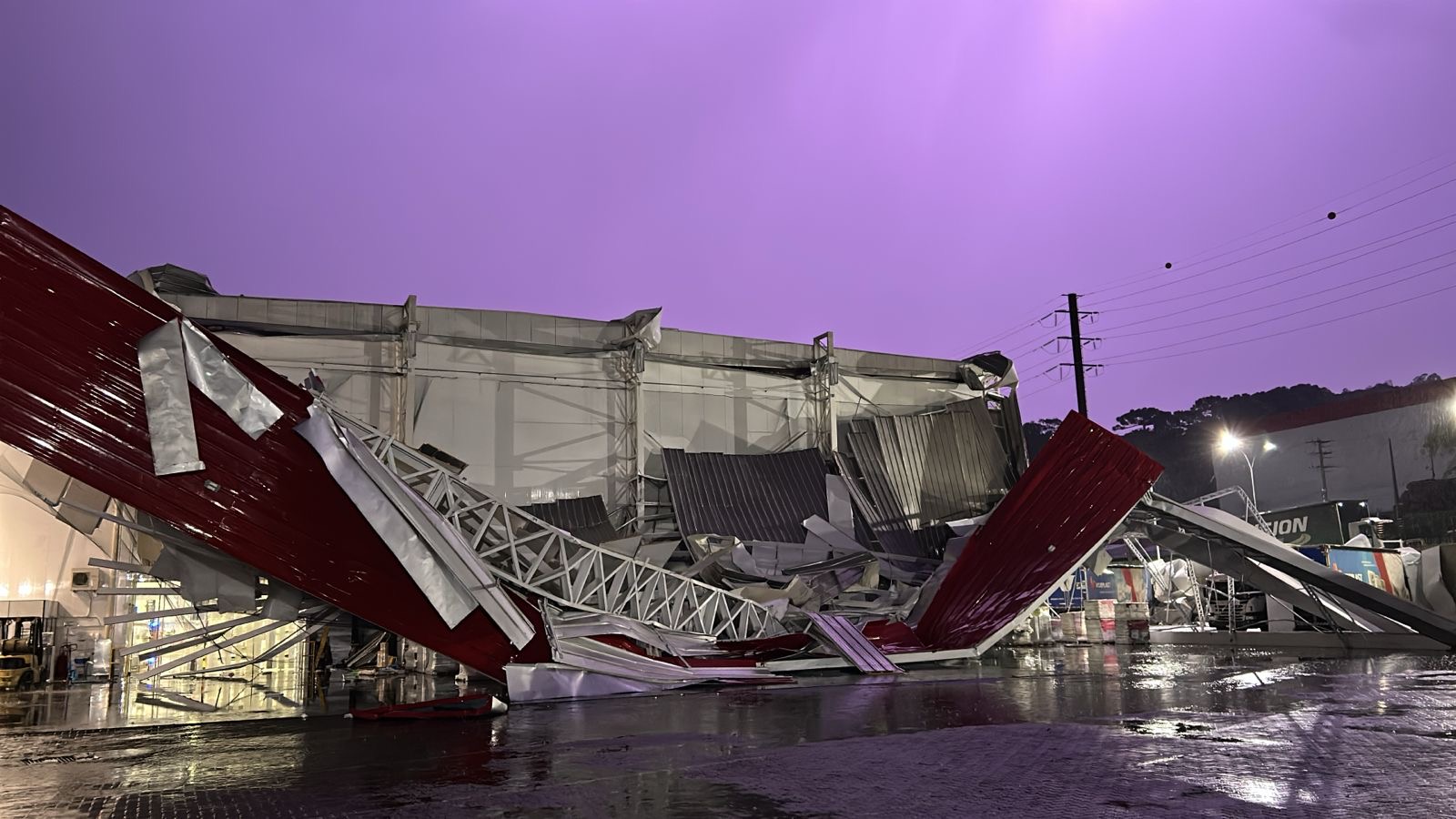 Temporal provoca estragos em Videira durante a noite desta sexta-feira