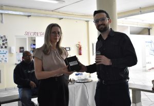 Unoesc e Receita Federal entregam kits de robótica para alunos da Escola Nelson Pedrini em Joaçaba