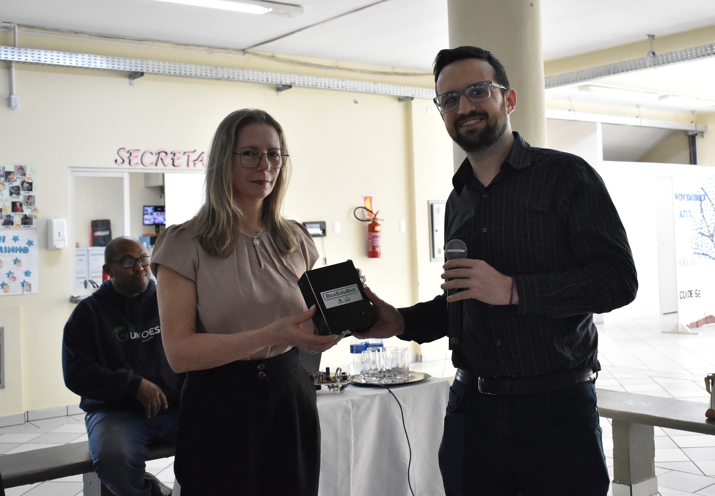 Unoesc e Receita Federal entregam kits de robótica para alunos da Escola Nelson Pedrini em Joaçaba