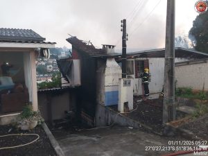 Incêndio destrói casa em Videira