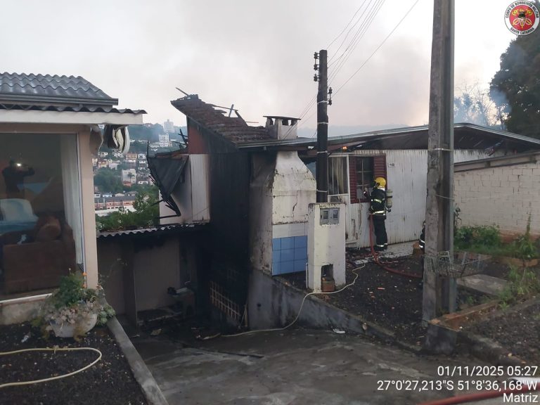 Incêndio destrói casa em Videira 