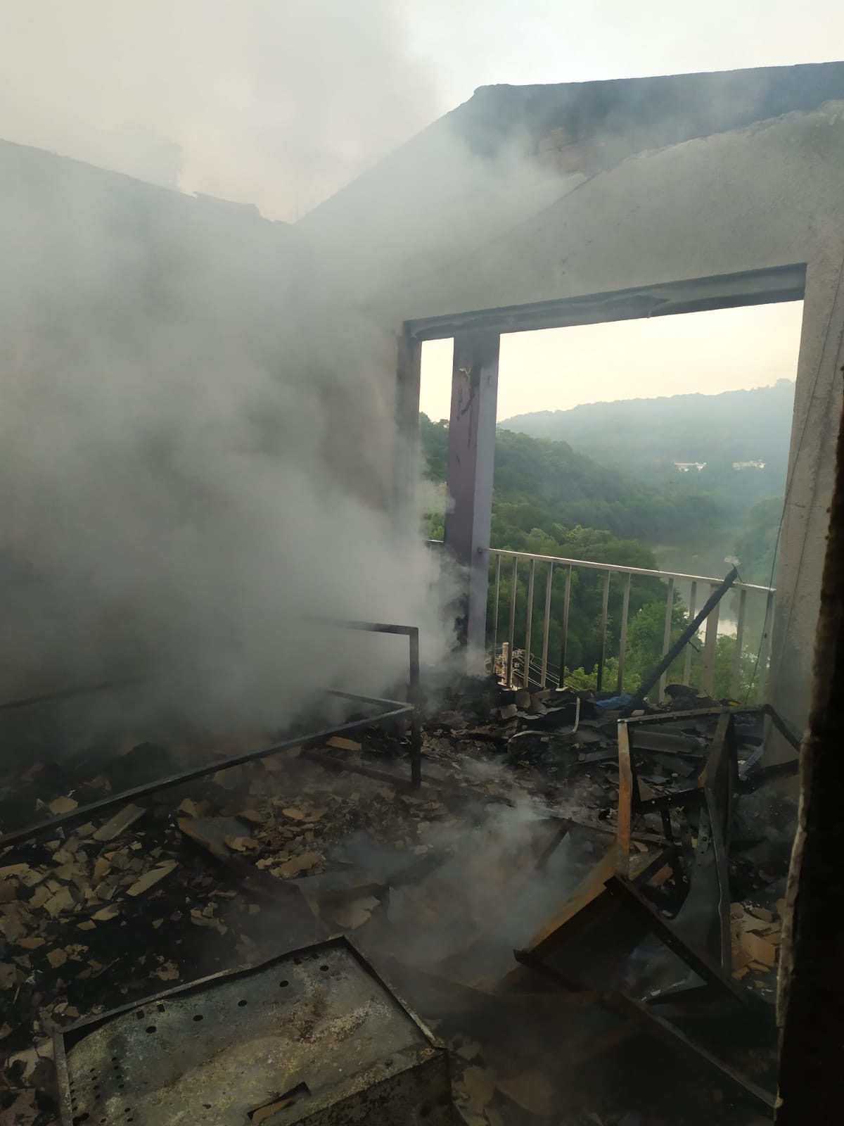 Casa é destruída por incêndio em Herval d’Oeste na manhã deste domingo