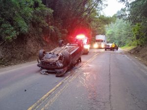Capotamento deixa duas pessoas feridas na SC-150 em Luzerna neste sábado