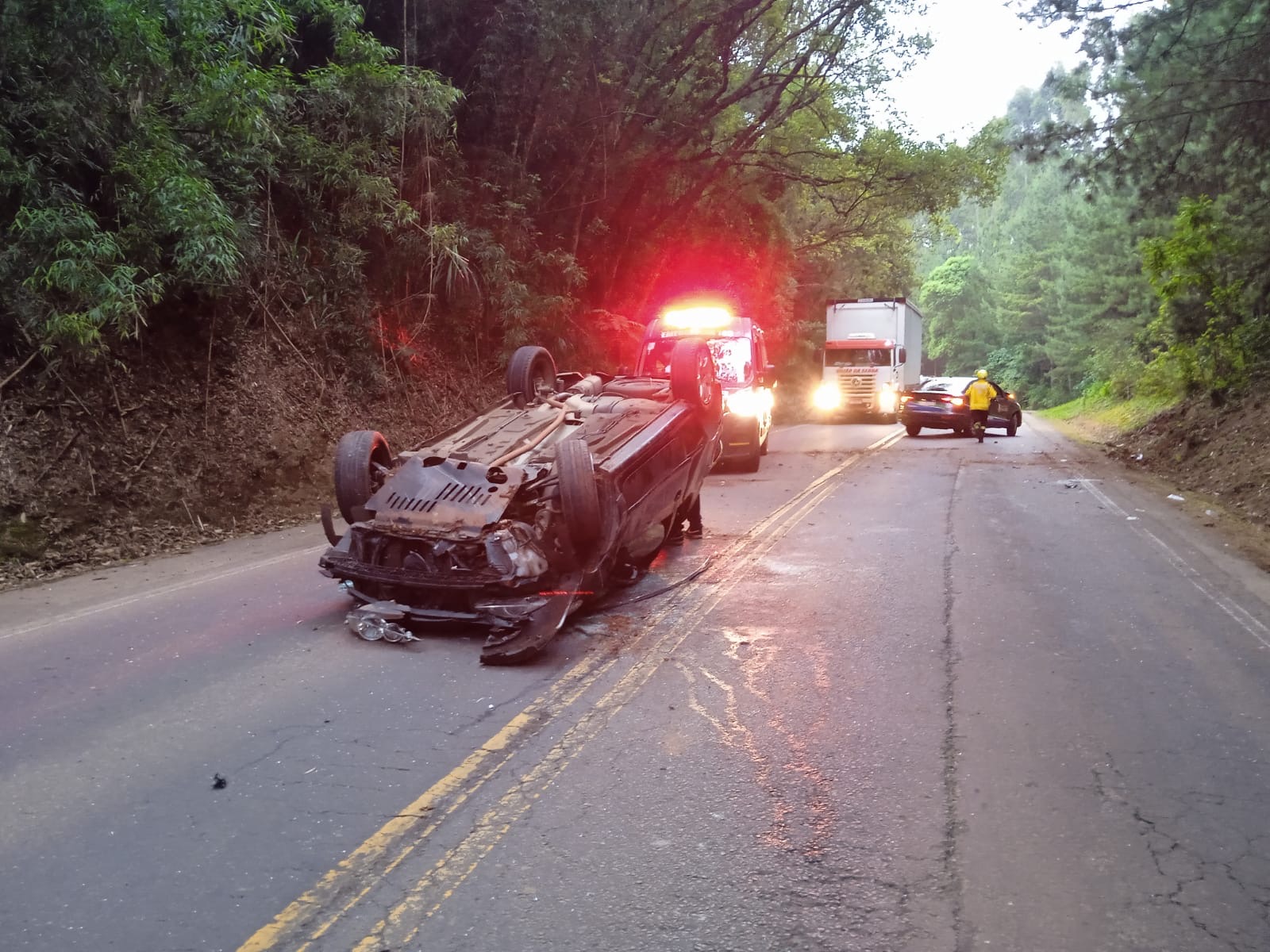 Capotamento deixa duas pessoas feridas na SC-150 em Luzerna neste sábado