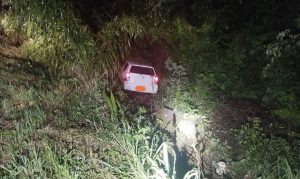 Carro sai da pista e capota na BR-282 em Xaxim durante a madrugada