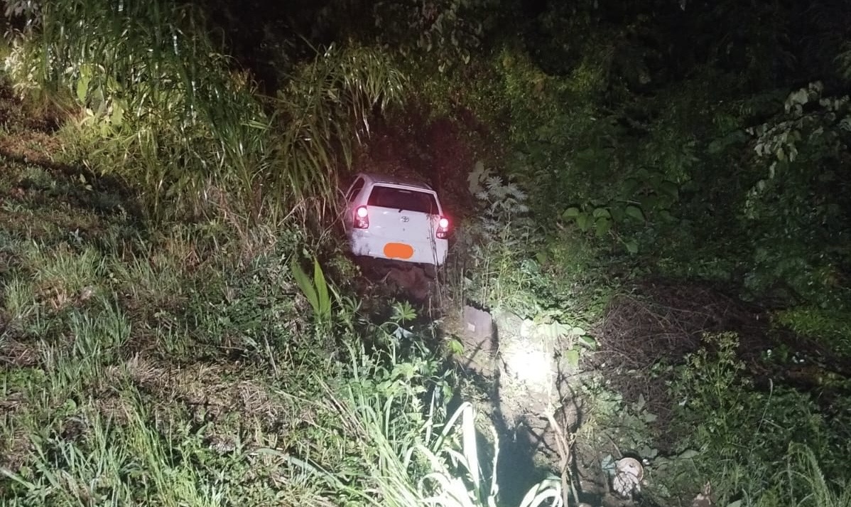 Carro sai da pista e capota na BR-282 em Xaxim durante a madrugada