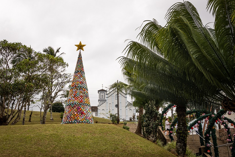 Maior árvore de crochê do Brasil está em Santa Catarina