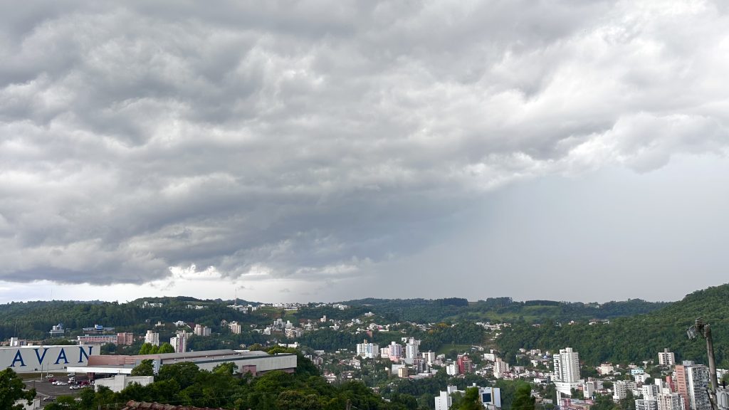 Temporais isolados e chuva pontualmente intensa nas próximas horas em SC