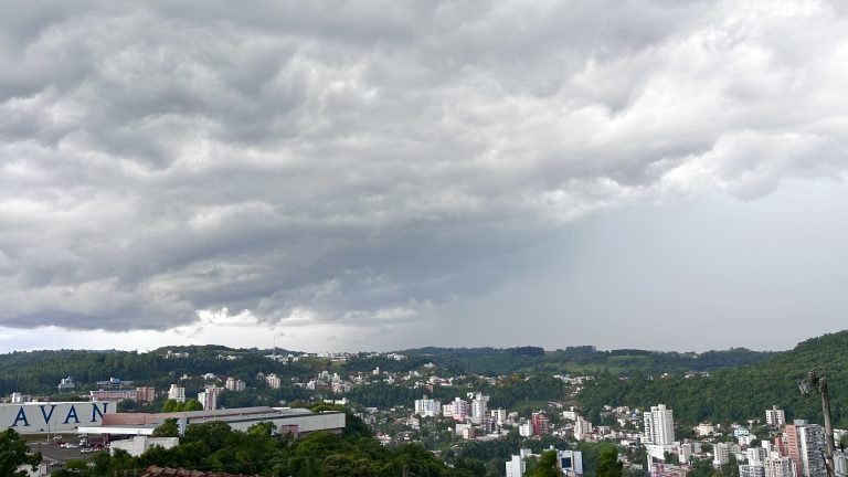 Chuva intensa e temporais com risco de granizo retornam a Santa Catarina neste fim de semana