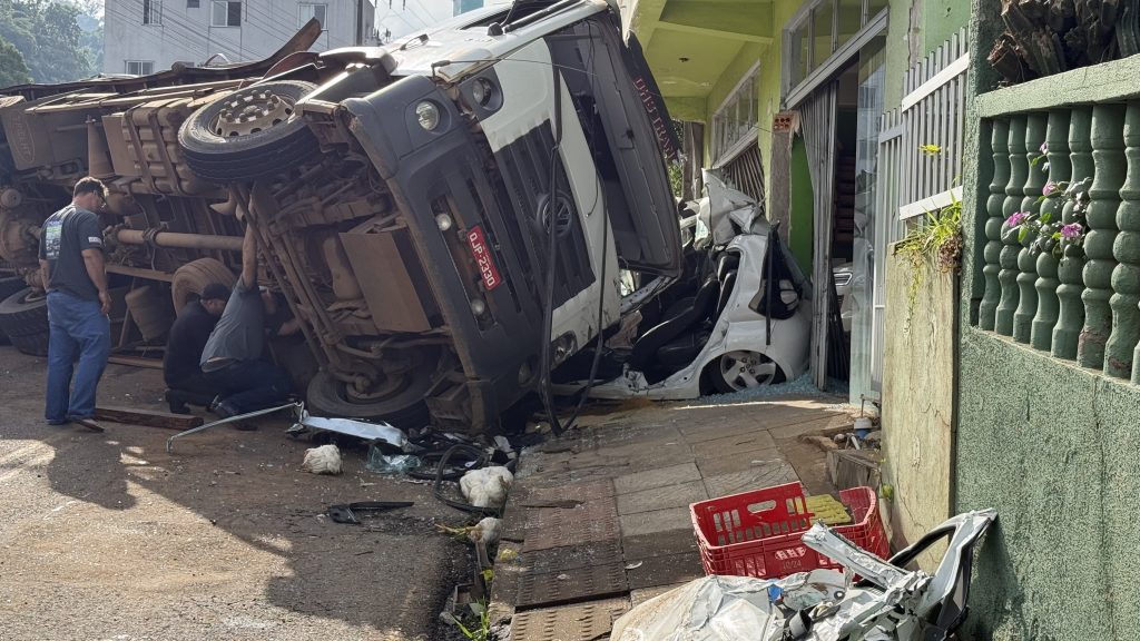Testemunha relata “cena assustadora” em acidente com caminhão e carro em Herval