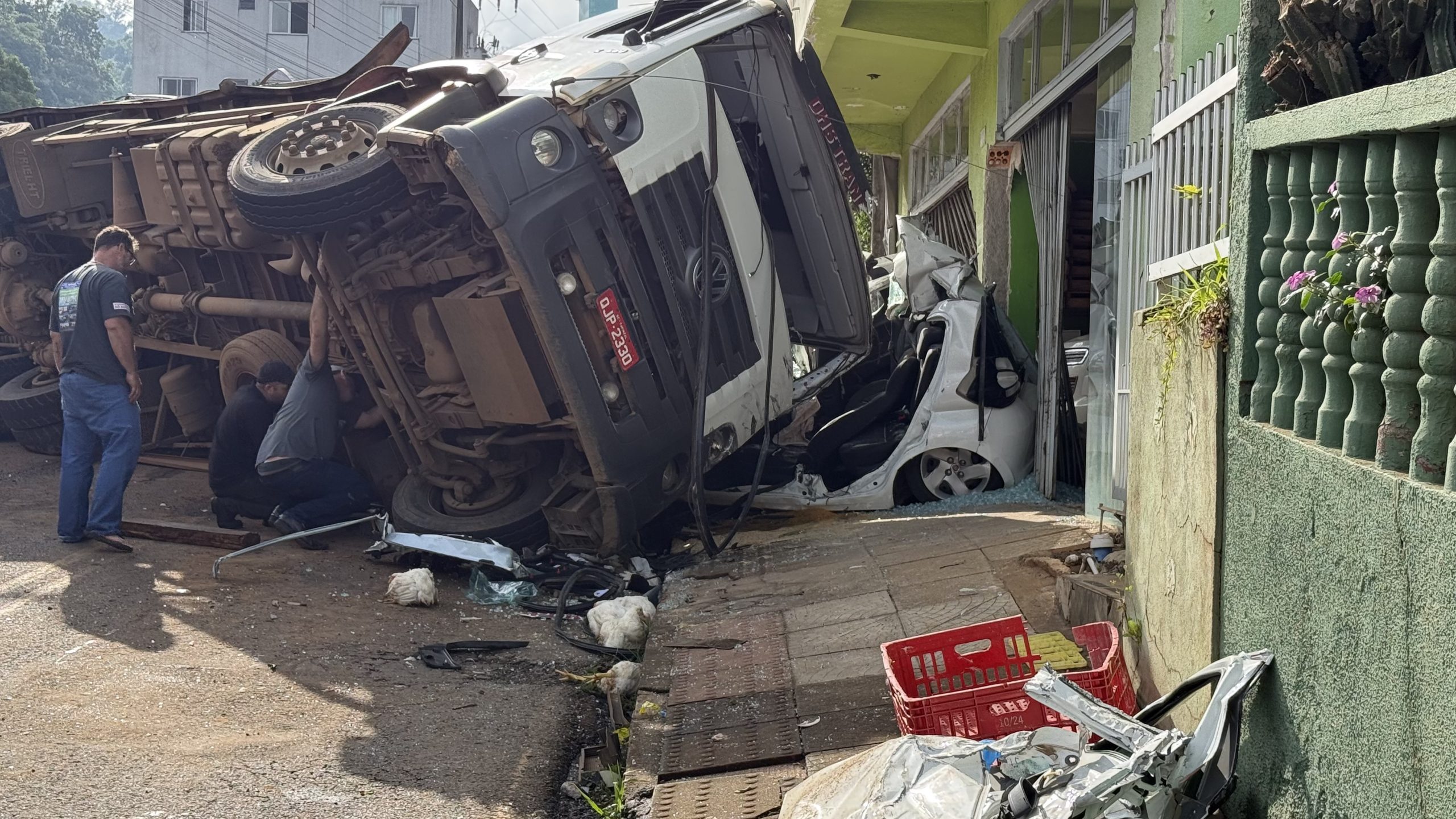 Testemunha relata “cena assustadora” em acidente com caminhão e carro em Herval