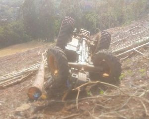 Agricultor fica ferido após trator tombar no interior de Joaçaba