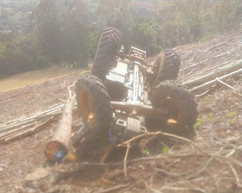 Agricultor fica ferido após trator tombar no interior de Joaçaba