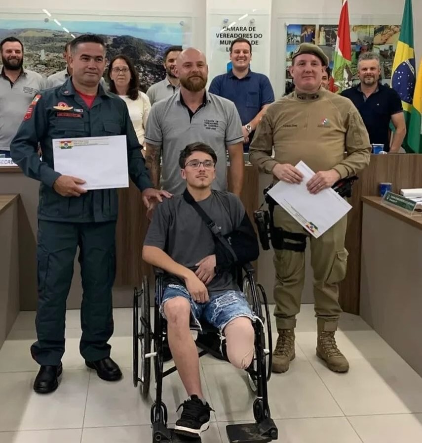 PM e bombeiro recebem Moção em reconhecimento a atendimento de emergência em acidente