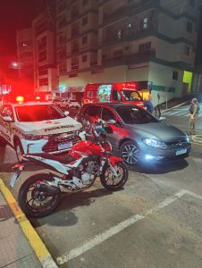 Jovem fica ferida em colisão entre moto e carro no centro de Piratuba