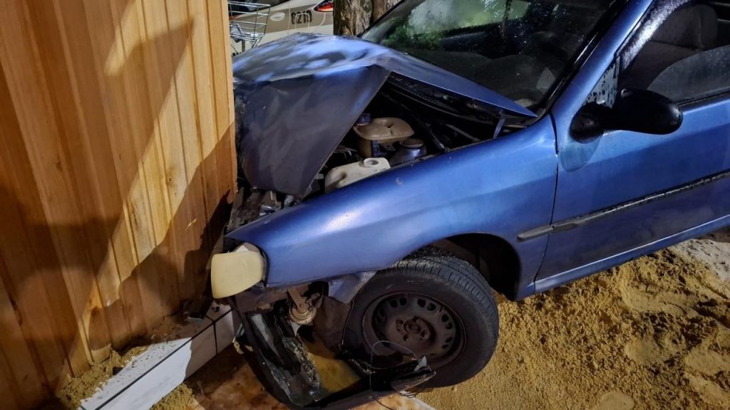 Ladrão furta carro, colide durante fuga e foge da PM em Herval