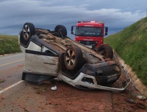 Motorista fica ferido após capotamento na BR-470, em Campos Novos