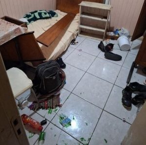 Homem em surto é preso após depredar imóvel e danificar placas de trânsito em Herval d’Oeste