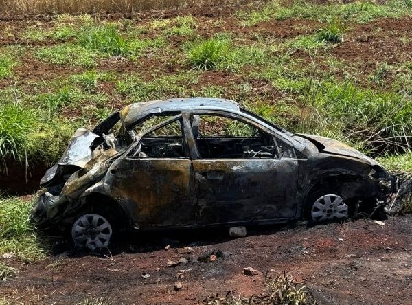 Duas pessoas morrem após carro capotar e pegar fogo no Oeste de SC