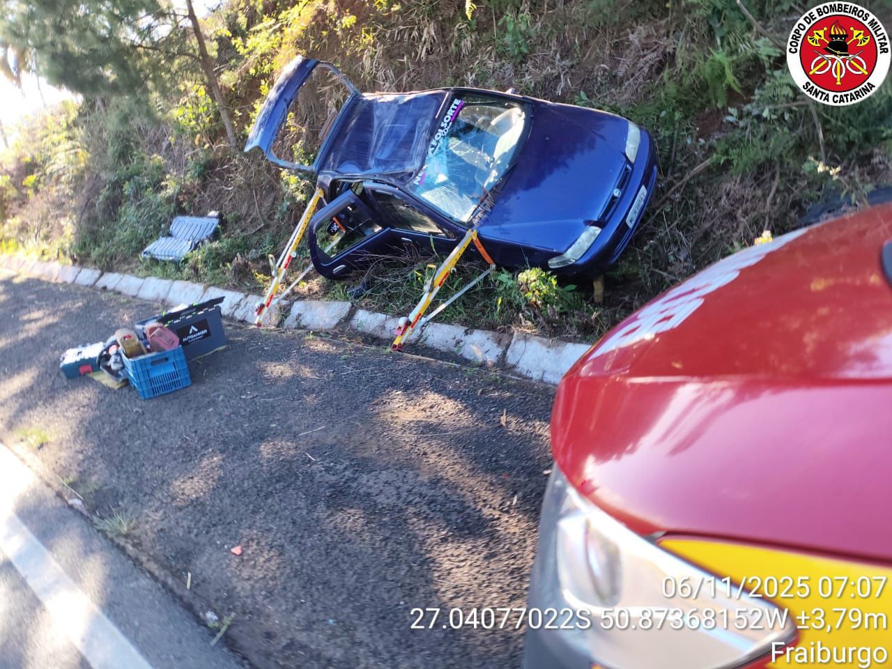 Mulher fica ferida após carro sair da pista na SC-355, em Fraiburgo