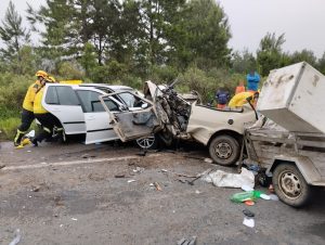 Colisão frontal deixa três pessoas feridas na BR-470, em Curitibanos