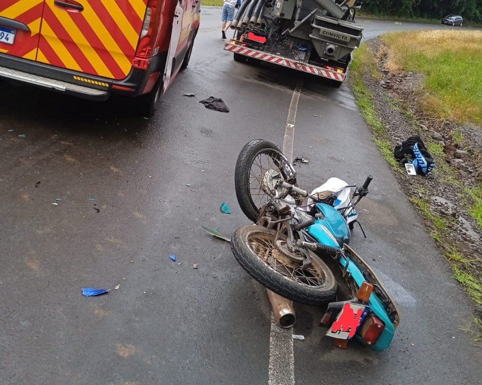 Motociclista fica gravemente ferido em colisão com caminhão em Piratuba