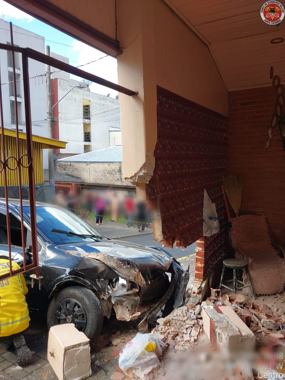 Veículo atropela duas pessoas e colide contra residência em Videira