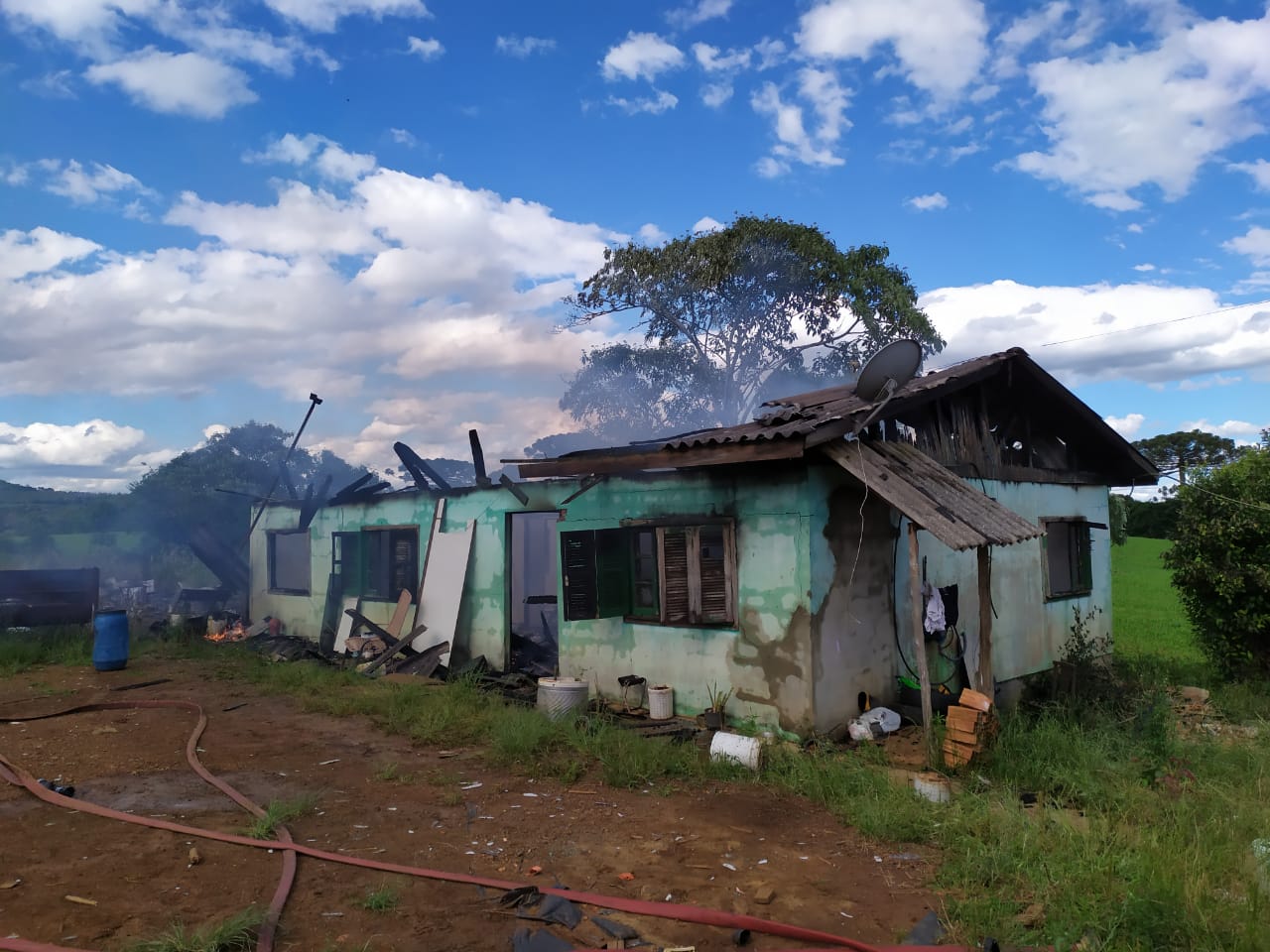 Casa é destruída por incêndio em Água Doce após fogo em recicláveis se espalhar com o vento